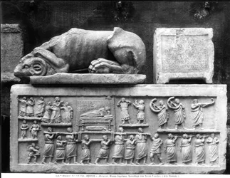 Sarcophage représentant un cortège funèbre
